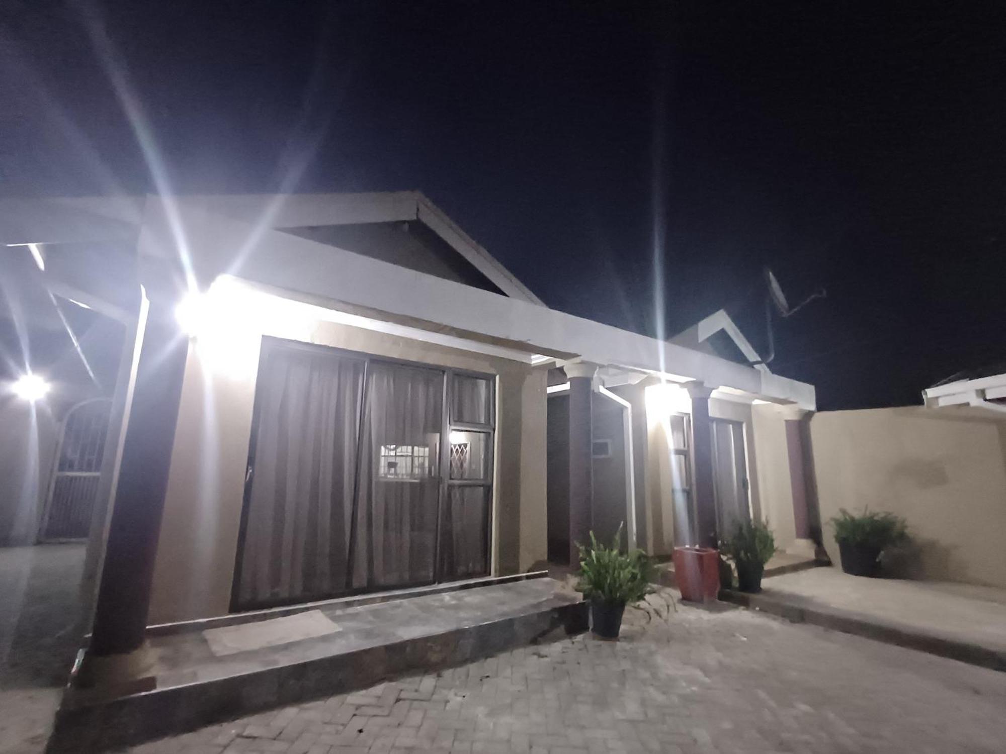 Delux Guesthouse Volksrust Exterior photo